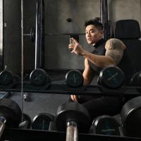 Ropa deportiva para hombre musculoso, camiseta deportiva sólida sin mangas, cuello alto elástico - details 5