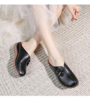 2025 Zapatos de mujer de suela blanda hueca europeos y americanos para pies gordos y anchos, nuevos zapatos de playa Baotou de alta gama de verano para mujer con suelas gruesas y medias pantuflas - details 26