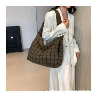 Bolso de hombro tipo bandolera con diseño de nubes plisadas para mujer, bolso de mano de gran capacidad con doble cara y doble tirón - details 48