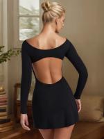 Elegante vestido de mujer con espalda desnuda y falda corta de cintura alta - details 5