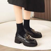 Otoño e Invierno nuevo estilo británico de suela gruesa zapatos casuales con hebilla de metal mocasines de piel de becerro de moda para mujer - details 1