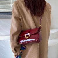 Bolso bandolera pequeño de charol para mujer con solapa, diseño vintage rojo - details 10