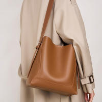 Bolso Cubo Bandolera en Cuero Genuino - Elegancia y Versatilidad para el Día a Día - details 2