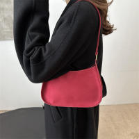 Bolso Hobo pequeño con textura roja para mujer, bandolera de un solo hombro, a la moda - details 10