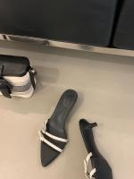 Zapatillas geniales de tacón bajo de moda de nicho para las nuevas zapatillas abiertas de tacón fino con tiras finas para mujer - details 11