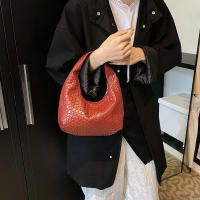 Bolso de hombro tejido en relieve para mujer, bolsa de mano de cuero PU suave, con asa superior pequeña, informal, para uso diario - details 7