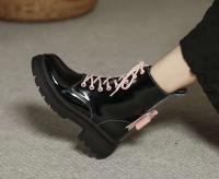 Nuevo lanzamiento de botas de moto de suela gruesa para mujer, botines decorativos informales a la moda en forma de corazón para mujer en otoño - details 7
