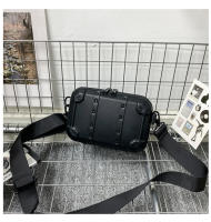 Bolso de remache personalizado para hombres de moda, popular bolso cuadrado pequeño blanco fresco, bolso de mensajero de hombro para mujeres de moda. - details 38