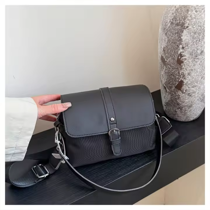 Nuevo bolso de moda versátil negro, elegante bolso de hombro de mensajero de lujo ligero - 1