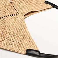 Bolso de Mano de Paja Tejido Triangular Grande Bolso de Verano Plegable y Espacioso con Acentos Negros y Marrón Ligero Perfecto para Playas, Vacaciones y Salidas Casuales - details 3