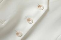Top corto ajustado con cuello en V Blusa blanca de una pieza para mujeres - details 3