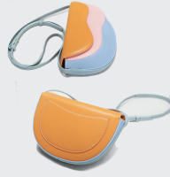 Bolso pequeño, bolso nuevo, bolso de hombro, bolso de mensajero tipo saddle, de color contrastante y con diseño de onda curva. - details 7