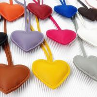 LLavero de corazón de cuero PU de moda, llavero de coche, colgador de cuero PU de amor, colgante de bolso de 14 colores a la moda para hombres - details 7