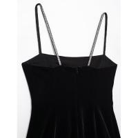 Moda femenina de otoño-invierno 2025 de terciopelo negro corto - details 5
