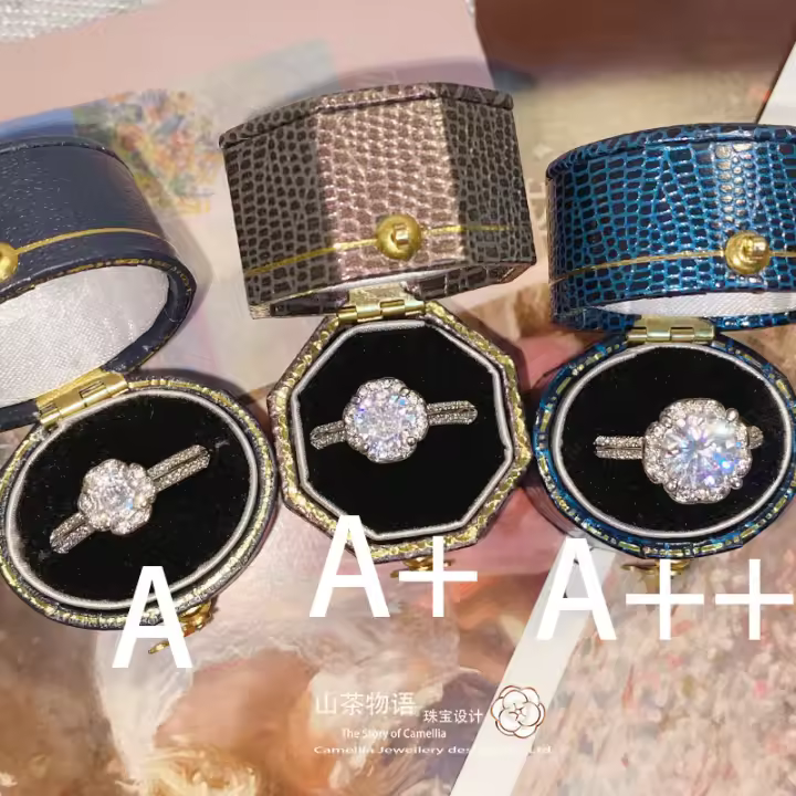 Anillo de moissanita elegante y atemporal chapado en oro con anillo de vestir de noche de circonita de cuatro garras que combina con todo - 1