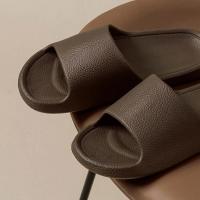 Zapatillas de mujer a la moda, Sandalias planas de verano, zapatillas de baño ligeras de EVA para el hogar, tobogán de interior para masaje para parejas, zapato de ducha 2024 - details 16