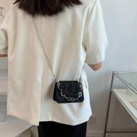 Bolso De Hombro Mini Negro Para Mujer Con Diseño De Flores En Cuero PU Cierre De Flap Y Cadena Estilo Casual Bolso De Mano Fashion 2025 - details 0