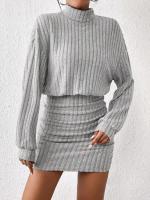Vestido cruzado a la cadera de manga larga con cuello alto y tiras de punto delgado y elegante - details 7