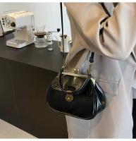 Elegante bolso cruzado negro para mujer, bolso de hombro retro chic con cierre dorado, perfecto para la moda de otoño e invierno - details 8