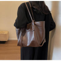 Bolso de gran capacidad retro premium, bolso de hombro simple y explosivo para mujer, bolso de mano para llevar bajo el brazo. - details 23