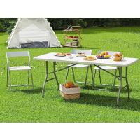 mesa plegable en jardín