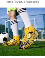 Nuevos zapatos de hombre de alta calidad con cordones de fútbol transpirables, suelas de clavos y diseño de equipos deportivos cruzados para jóvenes. - details 4