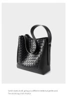 Bolso de hombro de cuero tejido a mano de gran capacidad a la moda bandolera bandolera bandolera para mujer - details 31