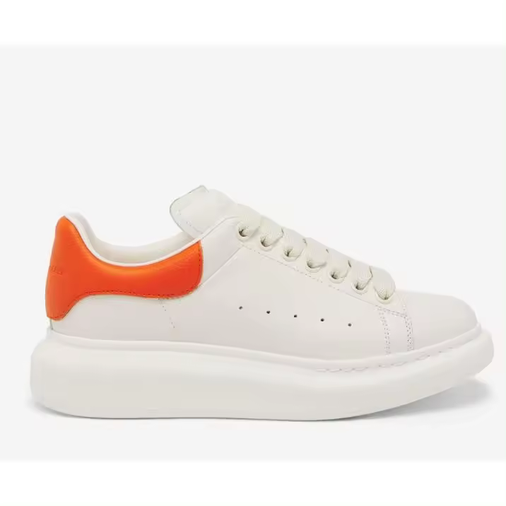 Los zapatos blancos de McQueen están de moda y son versátiles. - 1