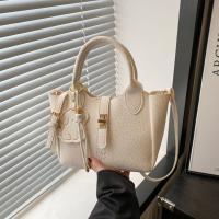 Bolso de mano elegante con forma de cubo cruzado inclinado, bolso de mano con colgante de cachorro para mujer, bolso de hombro de cuero de PU de alta gama con patrón de lichi, primavera y verano - details 14