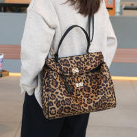 2025 nuevo bolso de mensajero de hombro portátil de gran capacidad con estampado de leopardo, bolso de mano premium para viajeros, bolso Kelly multifuncional - details 3