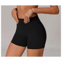 Una mujer con pantalones cortos de yoga de cintura alta que levantan la cadera sobre pantalones cortos deportivos ajustados, adelgazantes y para correr. - details 15