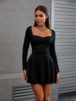 El vestido de mujer se cierra y muestra una falda corta de cuello cuadrado delgado - details 1