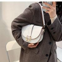 Bolso bandolera elegante para mujer - Bolso de hombro versátil con herrajes en tono dorado, cierre de cremallera y forro de poliéster, marrón/negro, perfecto para ocasiones informales o formales, bolso bandolera, accesorio de moda, bolso elegante, acabado - details 2