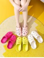 Nuevas zapatillas de verano a la moda para mujer, sandalias femeninas con parte inferior gruesa, chanclas de casa suaves, calzado para jardín EVA, sandalias de playa, Zapatillas de casa - details 1