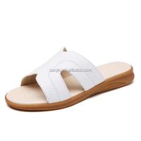 Nuevas zapatillas de cuero de diseñador blanco de alta calidad, zapatillas de mujer antideslizantes, modernas, lujosas y de bajo precio - details 0