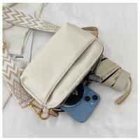 Nuevo bolso cuadrado pequeño blanco de moda con correa ancha para el hombro y bolso de hombro único - details 4