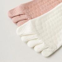 Calcetines de yoga de silicona antideslizantes para mujer, medias versátiles con estampado de gato y dibujos animados, con punta dividida, para pilates, a la moda - details 16