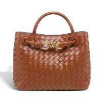 Nuevo Bolso popular Bolso de mano tejido con hebilla de cuerda de metal Bolso de hombro Bolso de mujer retro de gran capacidad átil - details 1