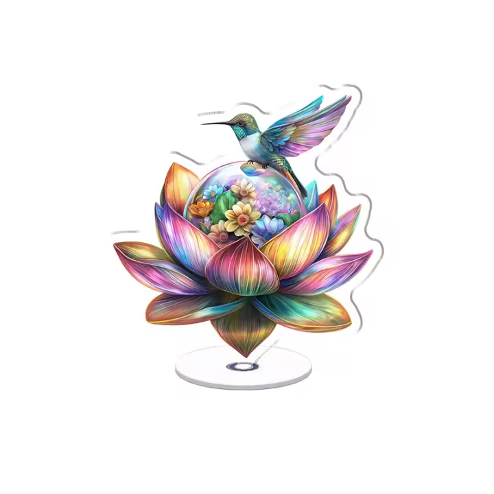 La exhibición acrílica giratoria presenta una flor de loto arcoíris con una bola de cristal opalescente y un colibrí entre flores y hojas vibrantes. - 1