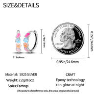 Aretes Redondos de Plata 925 Estilo Elegante para Mujeres con Piedra Principal de Zirconio y Diseño de Encanto Brillante Color en Oro - details 31