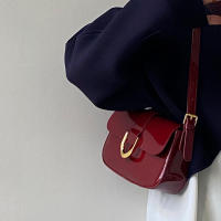 Bolso bandolera pequeño de charol para mujer con solapa, diseño vintage rojo - details 8