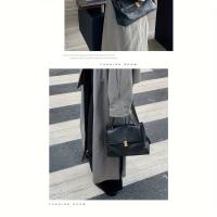 Bolso de Tote de Cuero Sintético Negro Gran Capacidad, Elegante Bolso de Negocios con Opción de Cruz, Cierre con Cerradura, Detalles Remachados, Forro de Poliéster, Perfecto para Trabajo o Uso Diario, Versátil Carryall - details 1