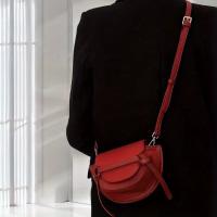Bolso bandolera ajustable para mujer - Poliéster duradero de color rojo vibrante, compartimento espacioso para teléfono, lápiz labial y documento de identidad - Elegante y funcional para el desplazamiento diario, compras, trabajo - details 8