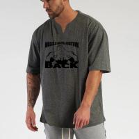 Muscleguys Camiseta de Fitness de Algodón Cuello en V, Manga Corta, Impresión, Lavado en Máquina, Para el Verano y Gimnasio - details 8