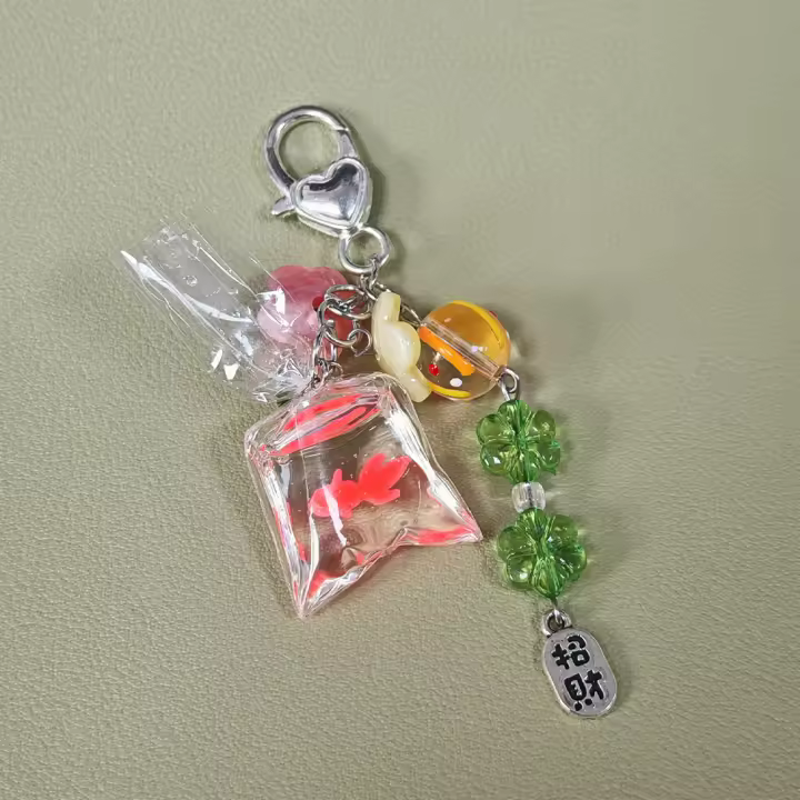 Nuevos colgantes de teléfono con forma de pez, fundas coloridas de la suerte para iPhone 15, cámara CCD, mochila escolar Ins Corea, cuentas de flores DIY personalizadas - 1
