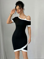 Vestido intelectual de mujer con cuello inclinado y falda corta con tirantes individuales - details 4