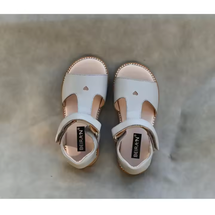 Sandalias de cuero genuino para niñas, bonitos zapatos escolares de cuero vacuno suave con dedos abiertos y corazón, zapatos de jardín para bebés, sandalias para niños - 1