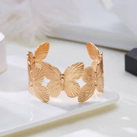 Pulsera ancha abierta de mariposa y flor hueca de acero inoxidable de alta calidad, brazaletes ajustables chapados en oro, joyería para mujer - details 5