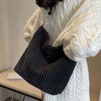 Bolso señoras 2025 nuevo bolso cruzado de cubo de gran capacidad de pana bolsa de hombro versátil de superficie suave - details 4