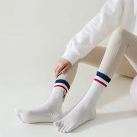 Calcetines de yoga de silicona antideslizantes para mujer, medias versátiles con estampado de gato y dibujos animados, con punta dividida, para pilates, a la moda - details 24